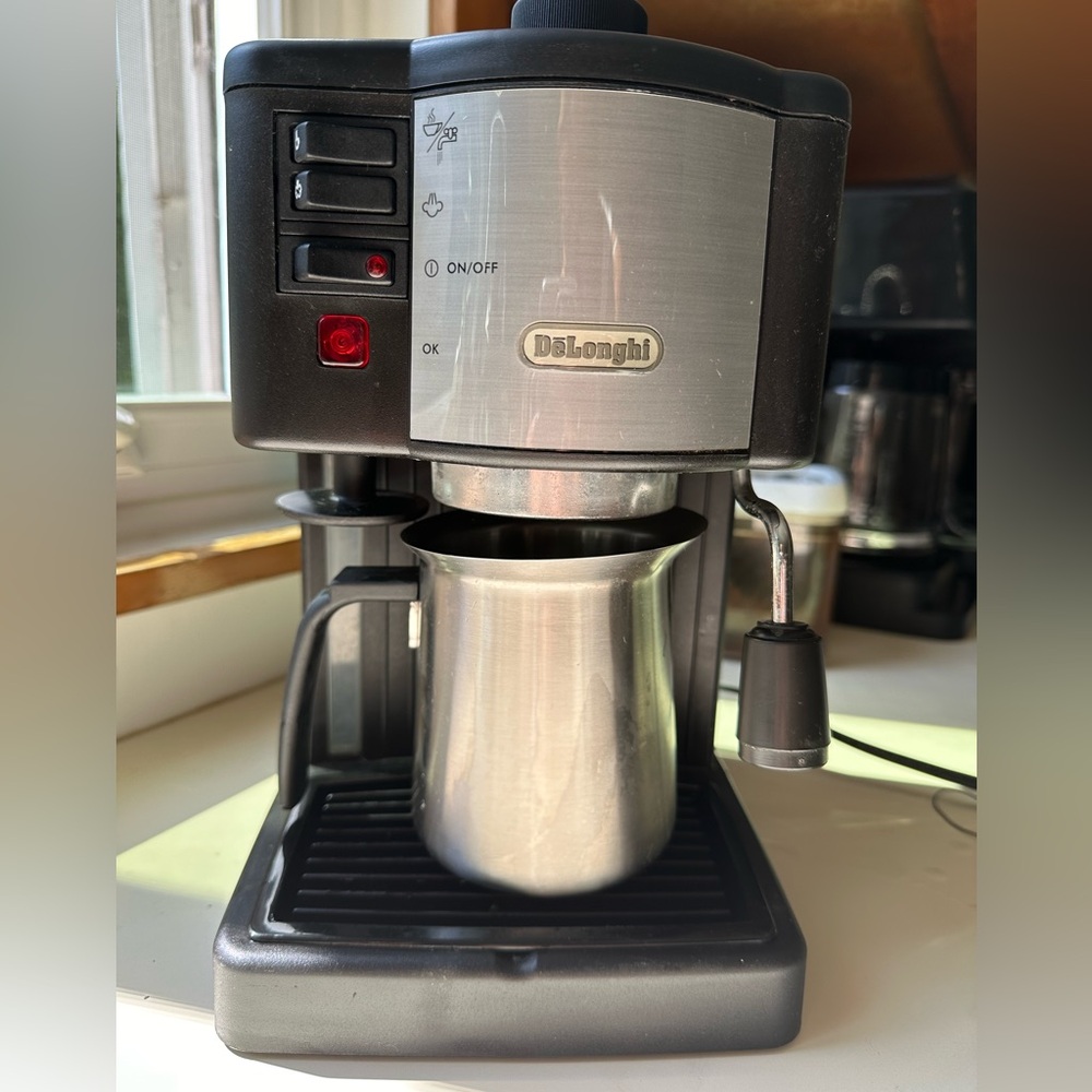 DeLonghi Espresso Maker w/ Latte mugs and Espresso cups included for FREE.